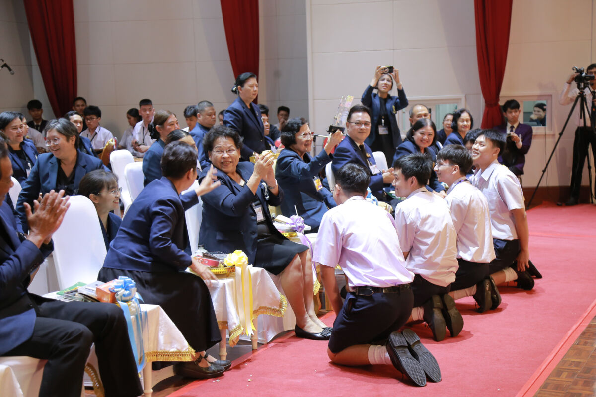 สจด. จัดพิธีไหว้ครู และพิธีรับพระราชทานรางวัลเรียนดี รางวัลการแข่งขันทักษะวิชาชีพ มอบเกียรติบัตรคณะกรรมการนักเรียน และเกียรติบัตรฝ่ายกิจการนักเรียน นักศึกษา ประจำปีการศึกษา 2569 สจด. จัดพิธีไหว้ครู และพิธีรับพระราชทานรางวัลเรียนดี รางวัลการแข่งขันทักษะวิชาชีพ มอบเกียรติบัตรคณะกรรมการนักเรียน และเกียรติบัตรฝ่ายกิจการนักเรียน นักศึกษา ประจำปีการศึกษา 2569 — 13 กรกฎาคม 2026 — สถาบันเทคโนโลยีจิตรลดา CDTI