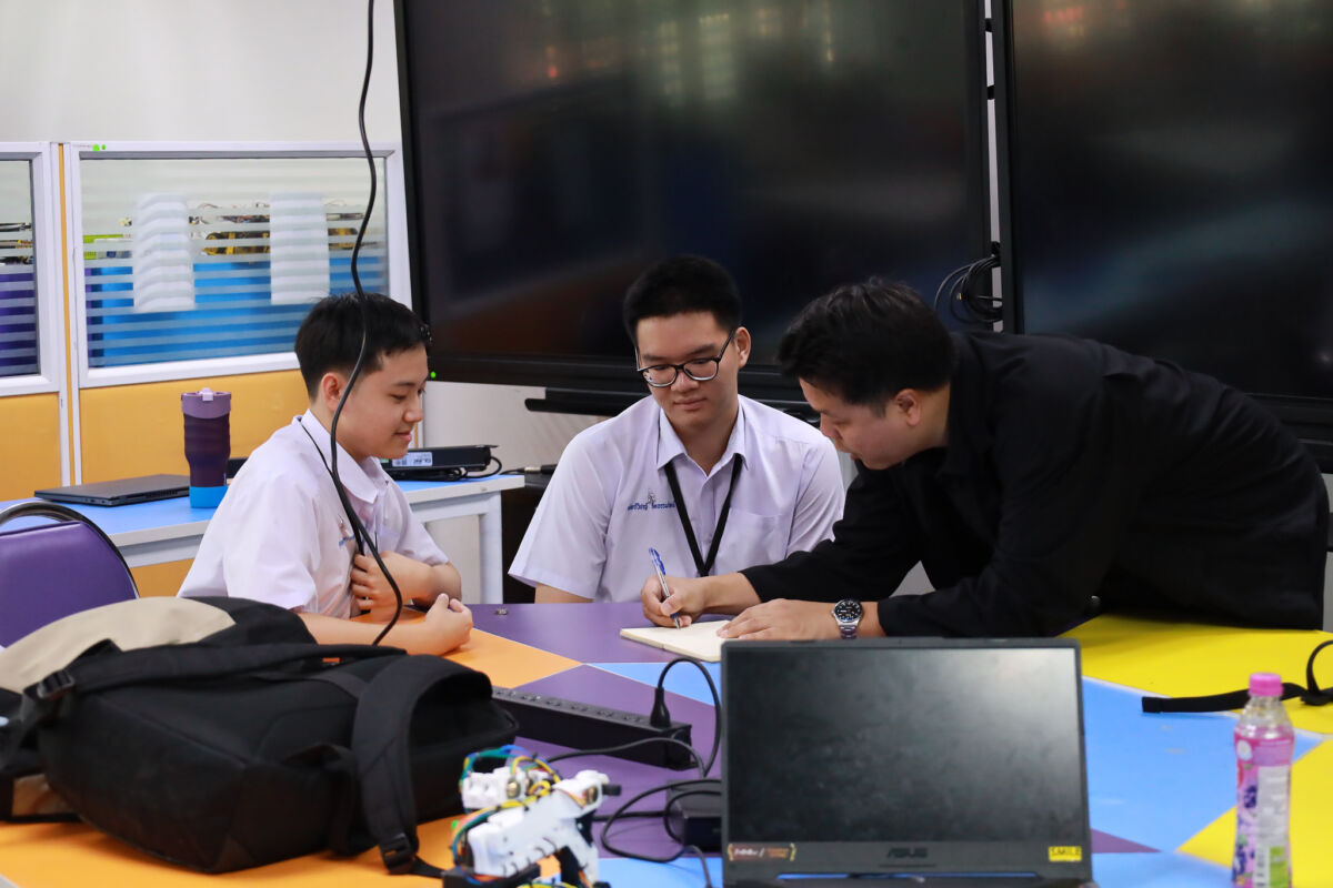 CDTI ต้อนรับ National Geographic Thailand ถ่ายทอดเรื่องราวความสำเร็จของสองทีมหุ่นยนต์ไทยบนเวทีโลก“จากห้องเรียนเล็ก ๆ…สู่เวทีการแข่งขันระดับโลก” CDTI ต้อนรับ National Geographic Thailand ถ่ายทอดเรื่องราวความสำเร็จของสองทีมหุ่นยนต์ไทยบนเวทีโลก“จากห้องเรียนเล็ก ๆ…สู่เวทีการแข่งขันระดับโลก” — 17 กรกฎาคม 2026 — สถาบันเทคโนโลยีจิตรลดา CDTI
