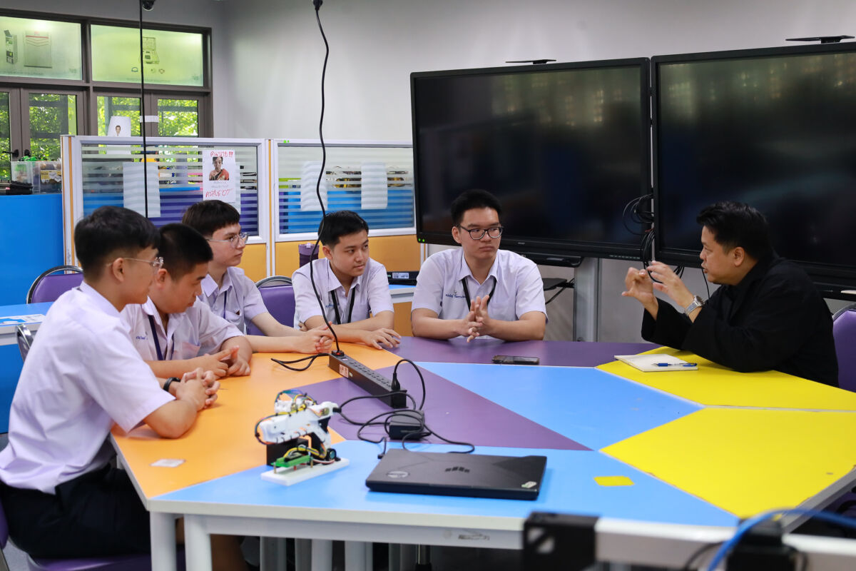 CDTI ต้อนรับ National Geographic Thailand ถ่ายทอดเรื่องราวความสำเร็จของสองทีมหุ่นยนต์ไทยบนเวทีโลก“จากห้องเรียนเล็ก ๆ…สู่เวทีการแข่งขันระดับโลก” CDTI ต้อนรับ National Geographic Thailand ถ่ายทอดเรื่องราวความสำเร็จของสองทีมหุ่นยนต์ไทยบนเวทีโลก“จากห้องเรียนเล็ก ๆ…สู่เวทีการแข่งขันระดับโลก” — 17 กรกฎาคม 2026 — สถาบันเทคโนโลยีจิตรลดา CDTI