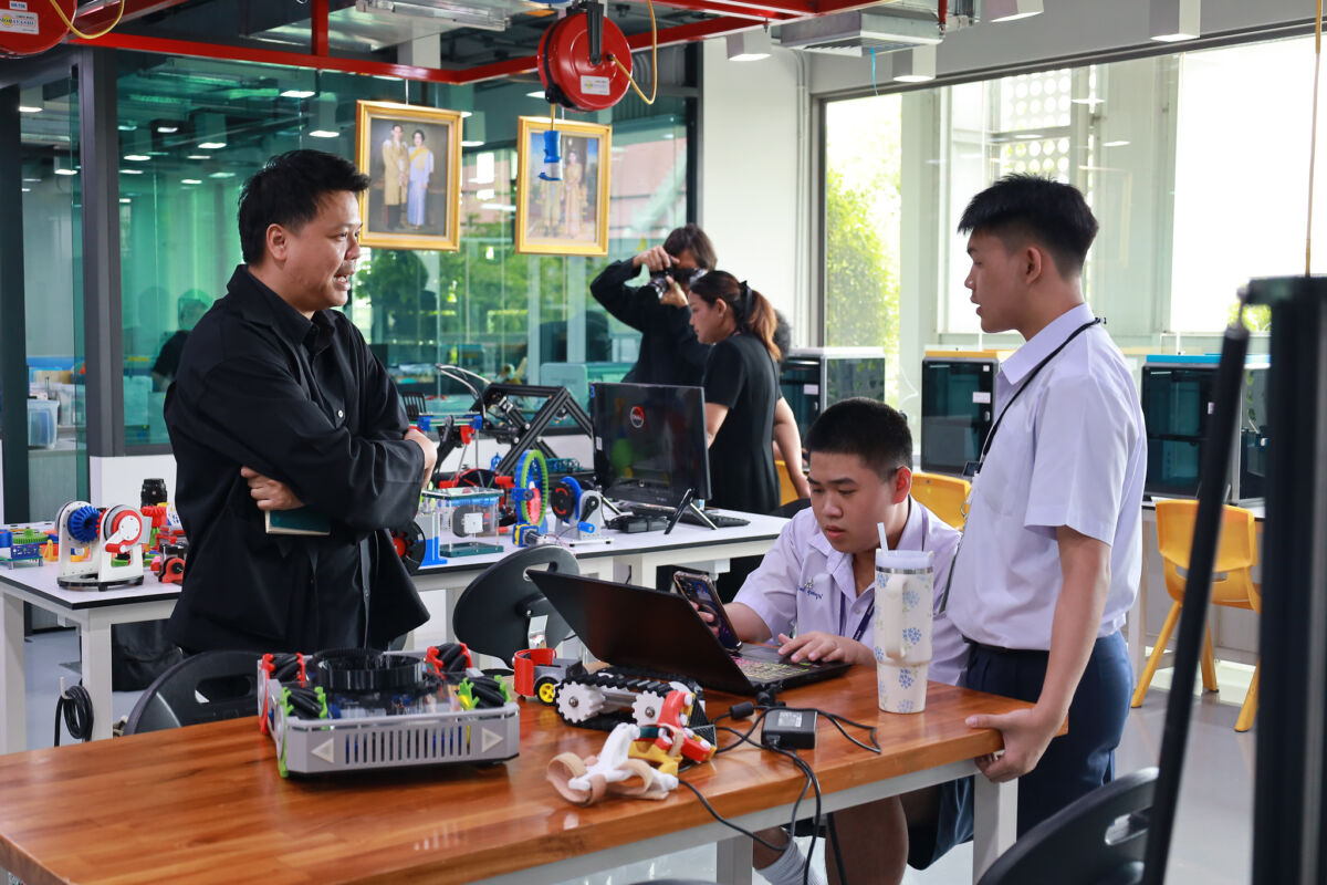 CDTI ต้อนรับ National Geographic Thailand ถ่ายทอดเรื่องราวความสำเร็จของสองทีมหุ่นยนต์ไทยบนเวทีโลก“จากห้องเรียนเล็ก ๆ…สู่เวทีการแข่งขันระดับโลก” CDTI ต้อนรับ National Geographic Thailand ถ่ายทอดเรื่องราวความสำเร็จของสองทีมหุ่นยนต์ไทยบนเวทีโลก“จากห้องเรียนเล็ก ๆ…สู่เวทีการแข่งขันระดับโลก” — 17 กรกฎาคม 2026 — สถาบันเทคโนโลยีจิตรลดา CDTI