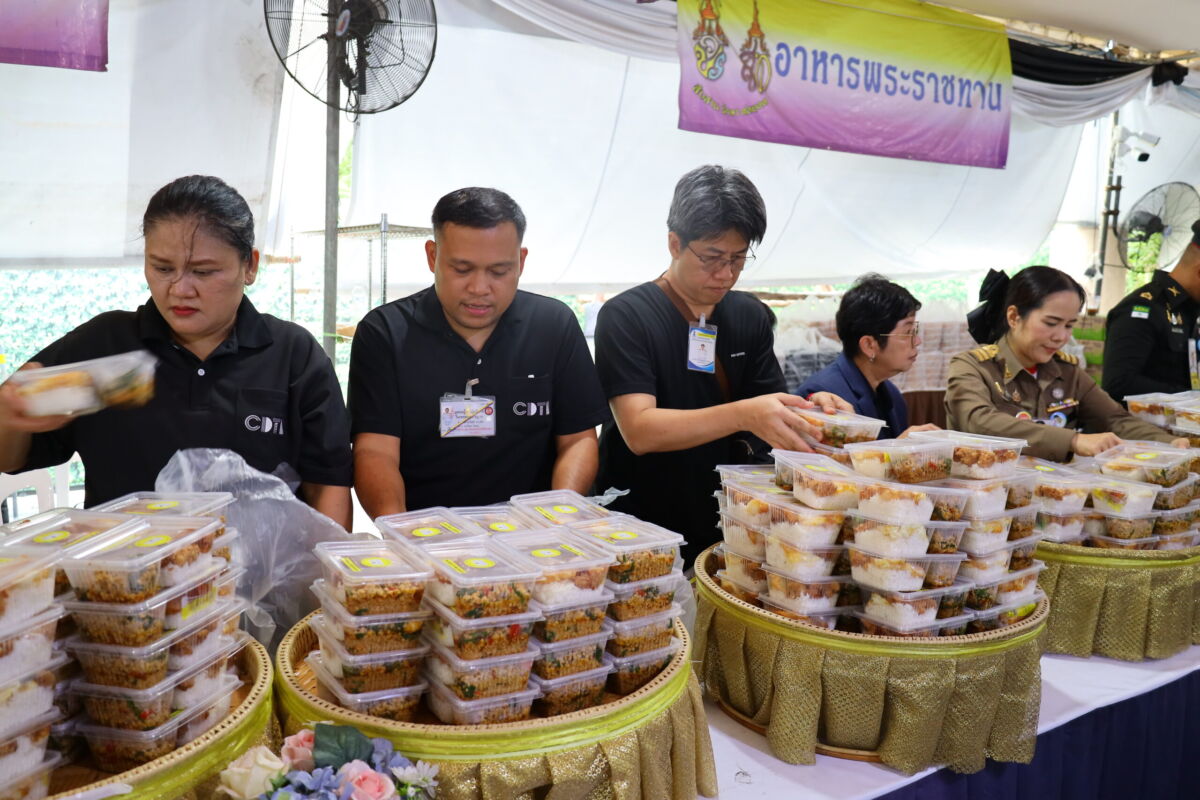 สจด. ร่วมกิจกรรมจิตอาสา “แจกข้าวกล่อง” แก่ประชาชน ณ ท้องสนามหลวง สจด. ร่วมกิจกรรมจิตอาสา “แจกข้าวกล่อง” แก่ประชาชน ณ ท้องสนามหลวง — 26 กรกฎาคม 2026 — สถาบันเทคโนโลยีจิตรลดา CDTI
