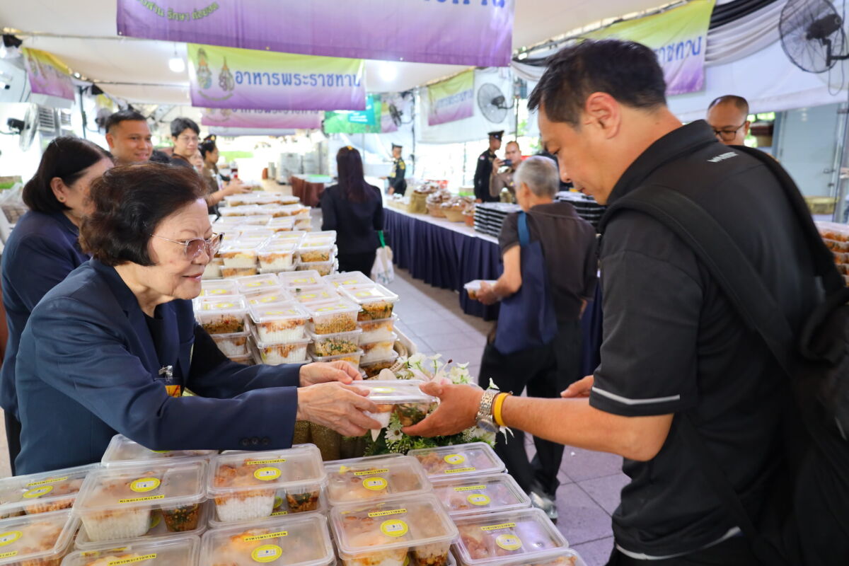 สจด. ร่วมกิจกรรมจิตอาสา “แจกข้าวกล่อง” แก่ประชาชน ณ ท้องสนามหลวง สจด. ร่วมกิจกรรมจิตอาสา “แจกข้าวกล่อง” แก่ประชาชน ณ ท้องสนามหลวง — 26 กรกฎาคม 2026 — สถาบันเทคโนโลยีจิตรลดา CDTI