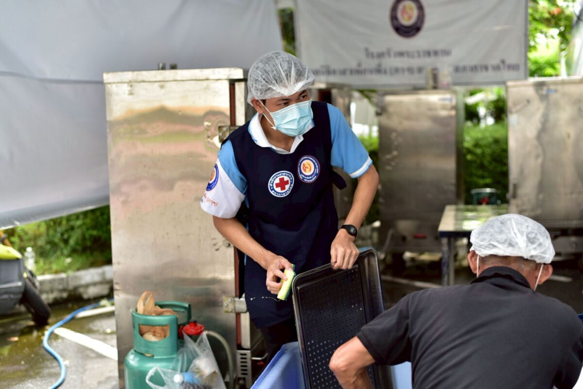 สจด. ร่วมจิตอาสาโรงครัวพระราชทาน ประกอบอาหารเพื่อประชาชนผู้เดินทางถวายสักการะพระศพ สจด. ร่วมจิตอาสาโรงครัวพระราชทาน ประกอบอาหารเพื่อประชาชนผู้เดินทางถวายสักการะพระศพ — 13 กรกฎาคม 2026 — สถาบันเทคโนโลยีจิตรลดา CDTI
