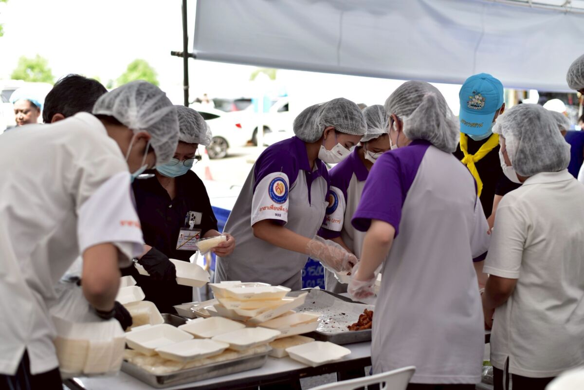 สจด. ร่วมจิตอาสาโรงครัวพระราชทาน ประกอบอาหารเพื่อประชาชนผู้เดินทางถวายสักการะพระศพ สจด. ร่วมจิตอาสาโรงครัวพระราชทาน ประกอบอาหารเพื่อประชาชนผู้เดินทางถวายสักการะพระศพ — 13 กรกฎาคม 2026 — สถาบันเทคโนโลยีจิตรลดา CDTI