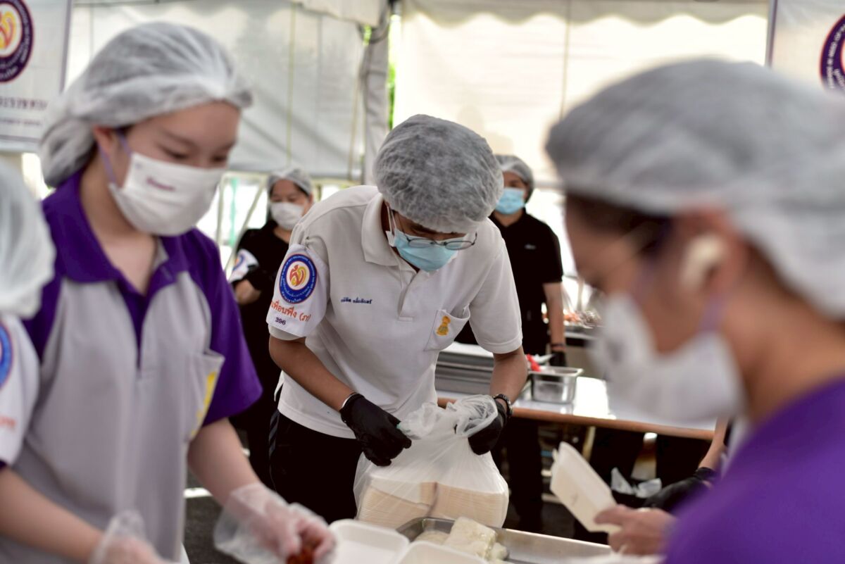 สจด. ร่วมจิตอาสาโรงครัวพระราชทาน ประกอบอาหารเพื่อประชาชนผู้เดินทางถวายสักการะพระศพ สจด. ร่วมจิตอาสาโรงครัวพระราชทาน ประกอบอาหารเพื่อประชาชนผู้เดินทางถวายสักการะพระศพ — 13 กรกฎาคม 2026 — สถาบันเทคโนโลยีจิตรลดา CDTI