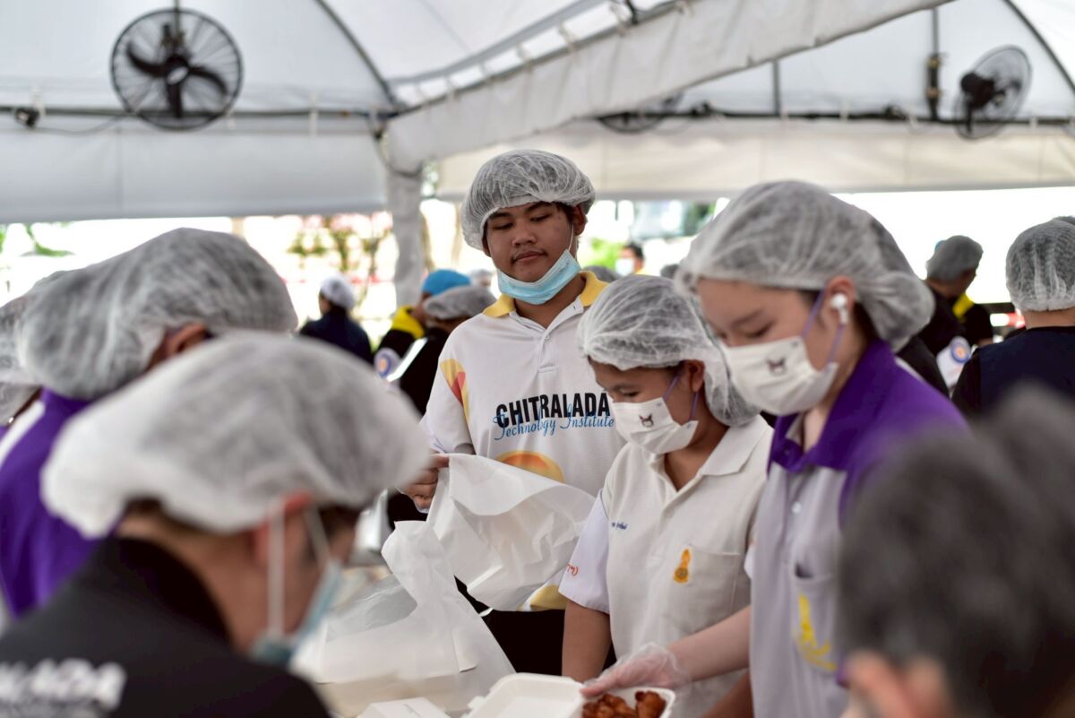 สจด. ร่วมจิตอาสาโรงครัวพระราชทาน ประกอบอาหารเพื่อประชาชนผู้เดินทางถวายสักการะพระศพ สจด. ร่วมจิตอาสาโรงครัวพระราชทาน ประกอบอาหารเพื่อประชาชนผู้เดินทางถวายสักการะพระศพ — 13 กรกฎาคม 2026 — สถาบันเทคโนโลยีจิตรลดา CDTI