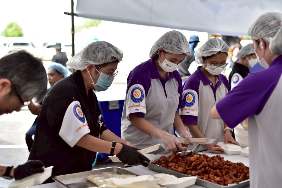 สจด. ร่วมจิตอาสาโรงครัวพระราชทาน ประกอบอาหารเพื่อประชาชนผู้เดินทางถวายสักการะพระศพ สจด. ร่วมจิตอาสาโรงครัวพระราชทาน ประกอบอาหารเพื่อประชาชนผู้เดินทางถวายสักการะพระศพ — 13 กรกฎาคม 2026 — สถาบันเทคโนโลยีจิตรลดา CDTI