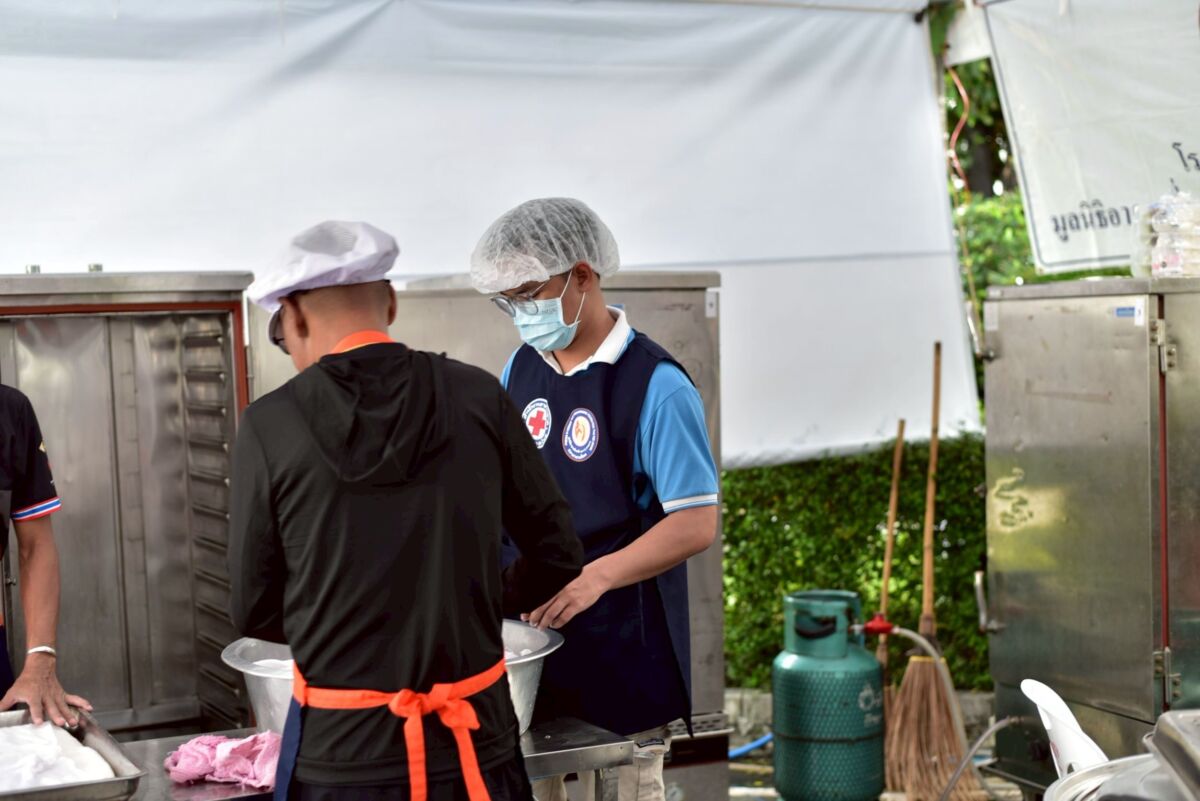 สจด. ร่วมจิตอาสาโรงครัวพระราชทาน ประกอบอาหารเพื่อประชาชนผู้เดินทางถวายสักการะพระศพ สจด. ร่วมจิตอาสาโรงครัวพระราชทาน ประกอบอาหารเพื่อประชาชนผู้เดินทางถวายสักการะพระศพ — 13 กรกฎาคม 2026 — สถาบันเทคโนโลยีจิตรลดา CDTI