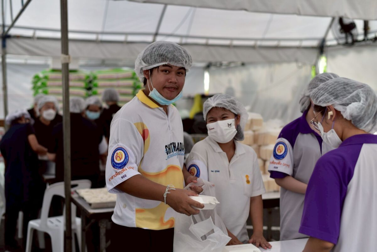 สจด. ร่วมจิตอาสาโรงครัวพระราชทาน ประกอบอาหารเพื่อประชาชนผู้เดินทางถวายสักการะพระศพ สจด. ร่วมจิตอาสาโรงครัวพระราชทาน ประกอบอาหารเพื่อประชาชนผู้เดินทางถวายสักการะพระศพ — 13 กรกฎาคม 2026 — สถาบันเทคโนโลยีจิตรลดา CDTI
