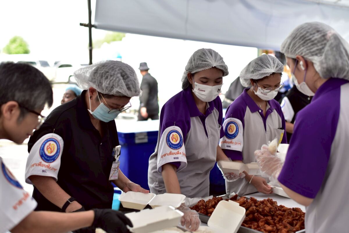 สจด. ร่วมจิตอาสาโรงครัวพระราชทาน ประกอบอาหารเพื่อประชาชนผู้เดินทางถวายสักการะพระศพ สจด. ร่วมจิตอาสาโรงครัวพระราชทาน ประกอบอาหารเพื่อประชาชนผู้เดินทางถวายสักการะพระศพ — 13 กรกฎาคม 2026 — สถาบันเทคโนโลยีจิตรลดา CDTI