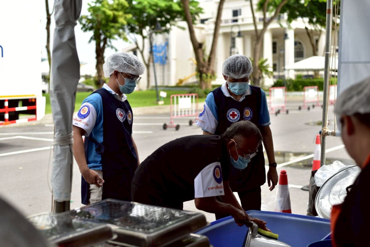 สจด. ร่วมจิตอาสาโรงครัวพระราชทาน ประกอบอาหารเพื่อประชาชนผู้เดินทางถวายสักการะพระศพ สจด. ร่วมจิตอาสาโรงครัวพระราชทาน ประกอบอาหารเพื่อประชาชนผู้เดินทางถวายสักการะพระศพ — 13 กรกฎาคม 2026 — สถาบันเทคโนโลยีจิตรลดา CDTI