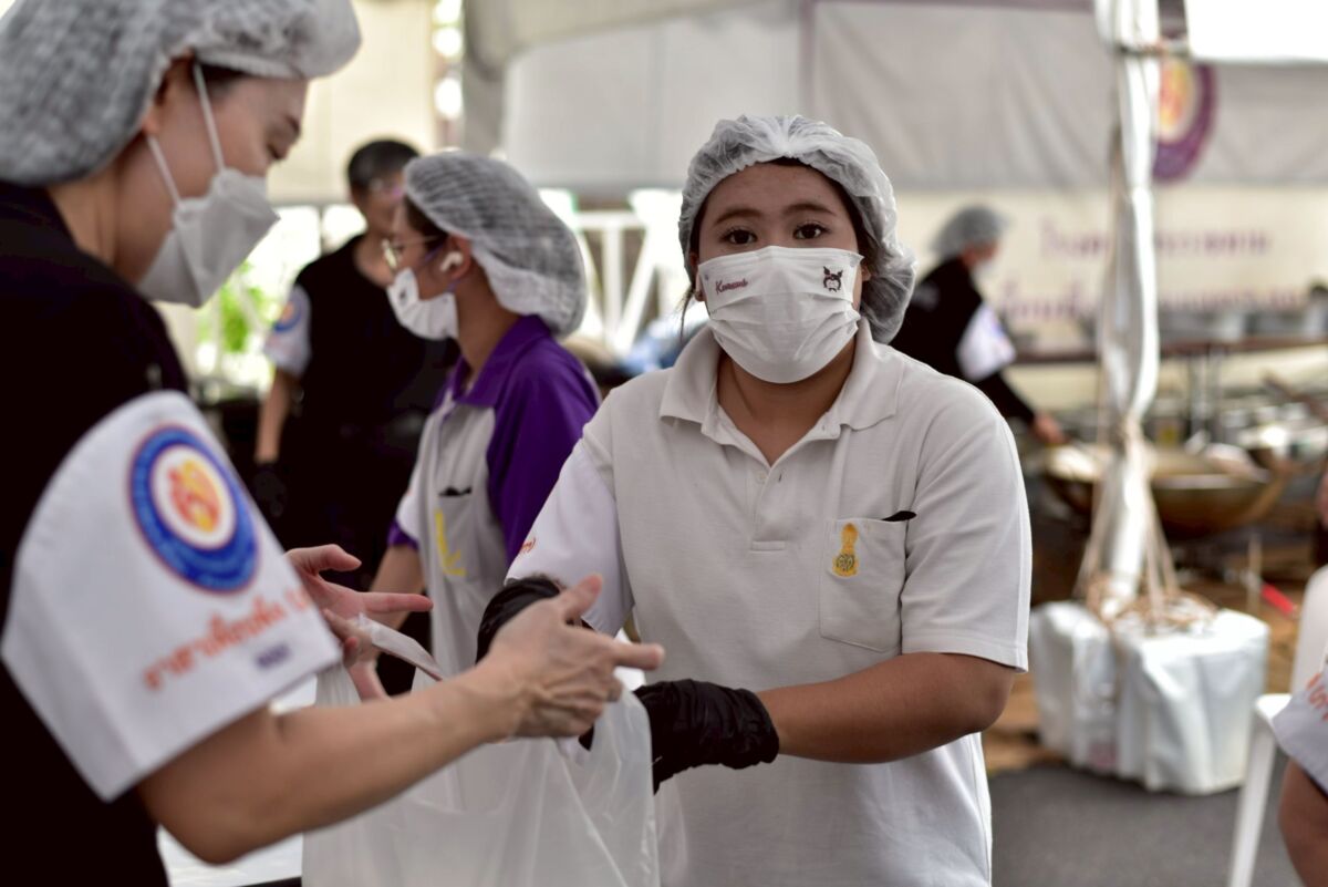 สจด. ร่วมจิตอาสาโรงครัวพระราชทาน ประกอบอาหารเพื่อประชาชนผู้เดินทางถวายสักการะพระศพ สจด. ร่วมจิตอาสาโรงครัวพระราชทาน ประกอบอาหารเพื่อประชาชนผู้เดินทางถวายสักการะพระศพ — 13 กรกฎาคม 2026 — สถาบันเทคโนโลยีจิตรลดา CDTI
