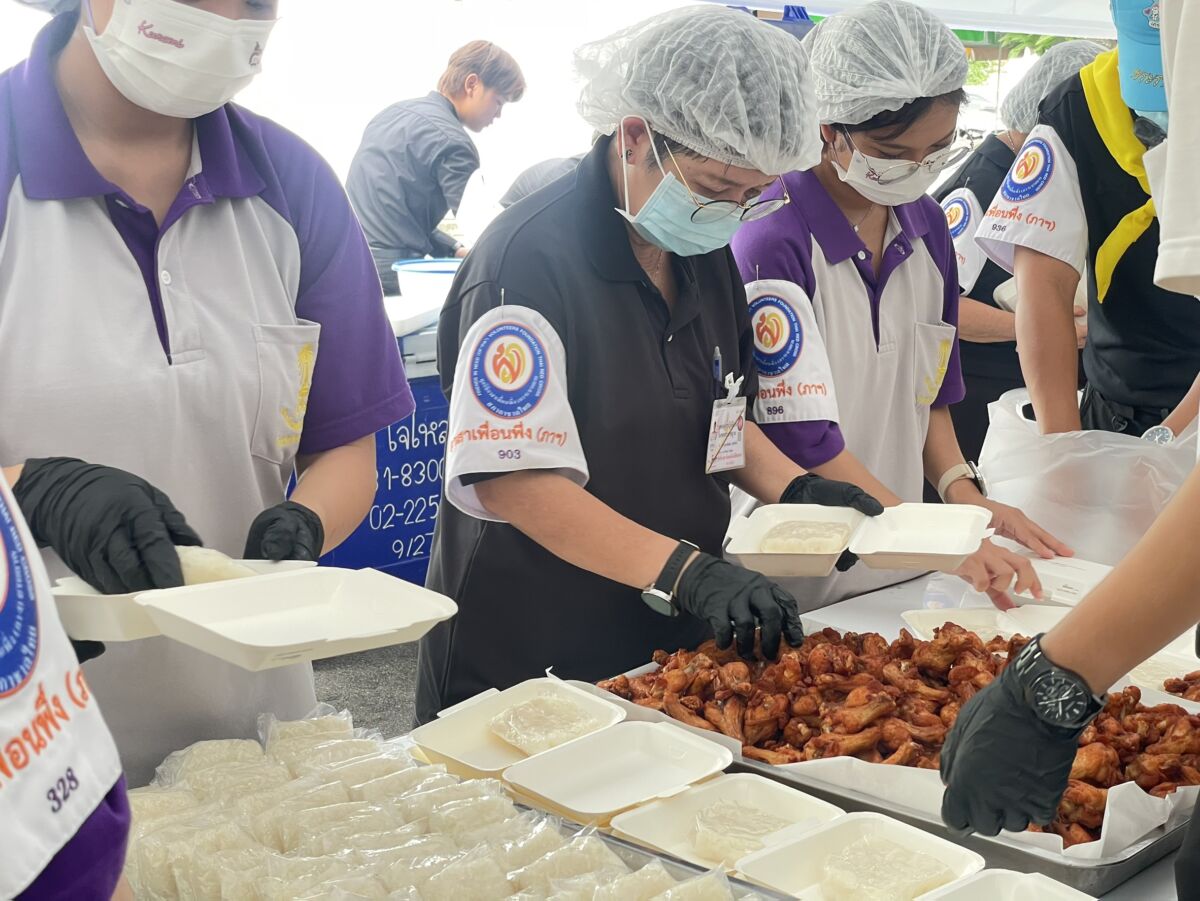 สจด. ร่วมจิตอาสาโรงครัวพระราชทาน ประกอบอาหารเพื่อประชาชนผู้เดินทางถวายสักการะพระศพ สจด. ร่วมจิตอาสาโรงครัวพระราชทาน ประกอบอาหารเพื่อประชาชนผู้เดินทางถวายสักการะพระศพ — 13 กรกฎาคม 2026 — สถาบันเทคโนโลยีจิตรลดา CDTI