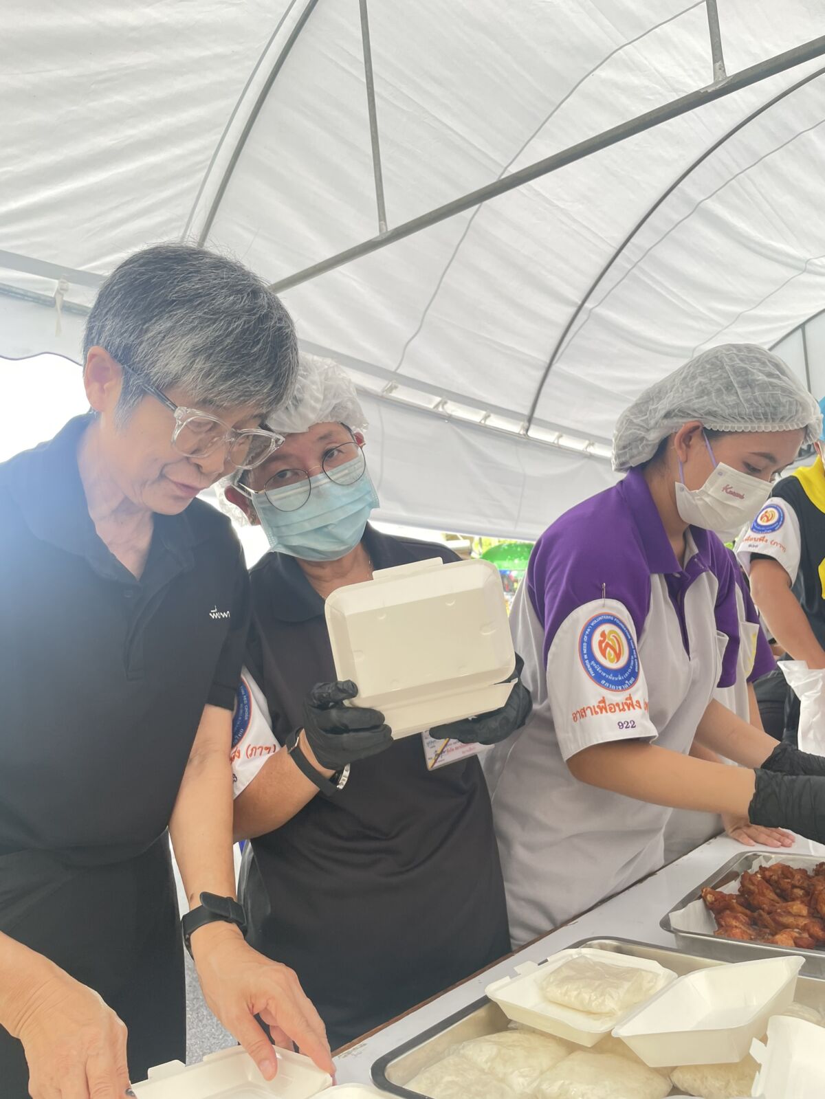 สจด. ร่วมจิตอาสาโรงครัวพระราชทาน ประกอบอาหารเพื่อประชาชนผู้เดินทางถวายสักการะพระศพ สจด. ร่วมจิตอาสาโรงครัวพระราชทาน ประกอบอาหารเพื่อประชาชนผู้เดินทางถวายสักการะพระศพ — 13 กรกฎาคม 2026 — สถาบันเทคโนโลยีจิตรลดา CDTI