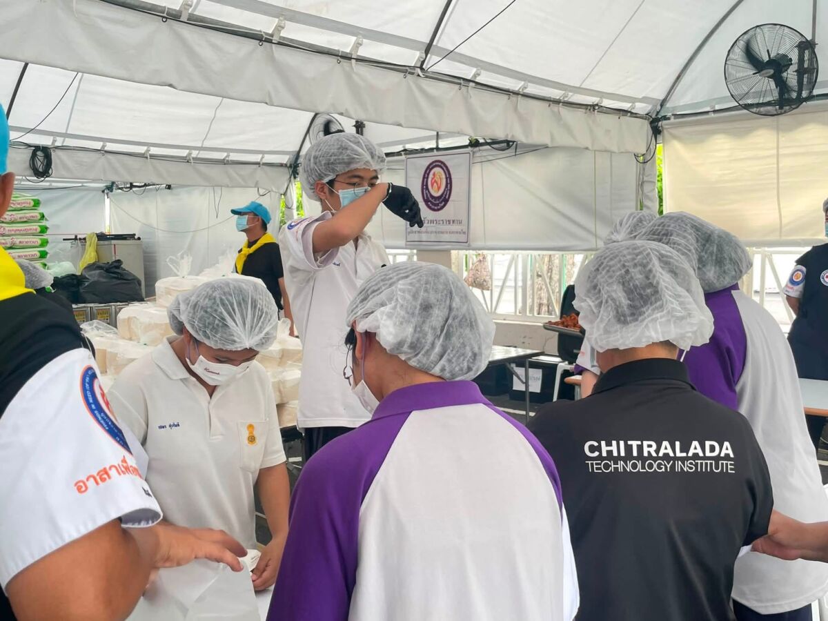 สจด. ร่วมจิตอาสาโรงครัวพระราชทาน ประกอบอาหารเพื่อประชาชนผู้เดินทางถวายสักการะพระศพ สจด. ร่วมจิตอาสาโรงครัวพระราชทาน ประกอบอาหารเพื่อประชาชนผู้เดินทางถวายสักการะพระศพ — 13 กรกฎาคม 2026 — สถาบันเทคโนโลยีจิตรลดา CDTI