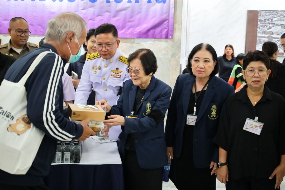 สจด. ร่วมกิจกรรมจิตอาสา "แจกข้าวกล่อง" แก่ประชาชนที่เดินทางมาร่วมถวายสักการะพระบรมศพและพระศพ ณ บริเวณท้องสนามหลวง สจด. ร่วมกิจกรรมจิตอาสา "แจกข้าวกล่อง" แก่ประชาชนที่เดินทางมาร่วมถวายสักการะพระบรมศพและพระศพ ณ บริเวณท้องสนามหลวง — 12 สิงหาคม 2026 — สถาบันเทคโนโลยีจิตรลดา CDTI