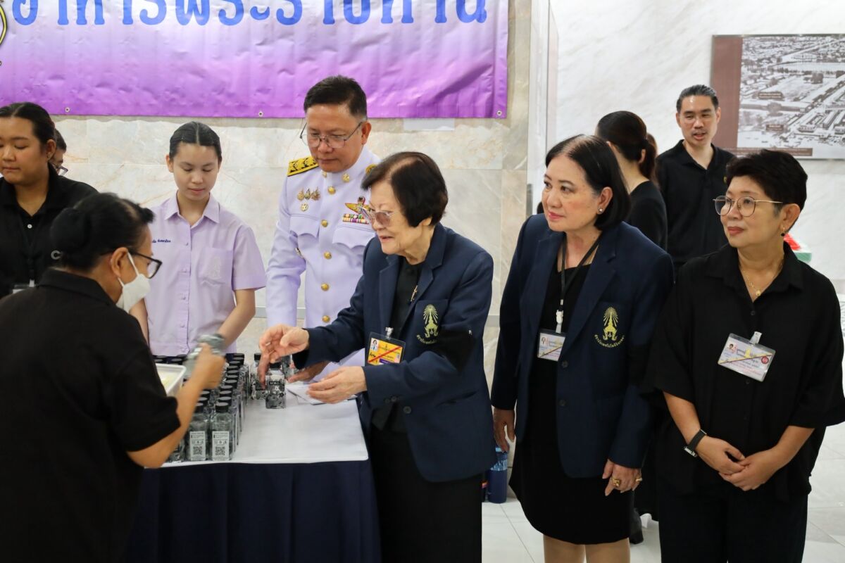 สจด. ร่วมกิจกรรมจิตอาสา "แจกข้าวกล่อง" แก่ประชาชนที่เดินทางมาร่วมถวายสักการะพระบรมศพและพระศพ ณ บริเวณท้องสนามหลวง สจด. ร่วมกิจกรรมจิตอาสา "แจกข้าวกล่อง" แก่ประชาชนที่เดินทางมาร่วมถวายสักการะพระบรมศพและพระศพ ณ บริเวณท้องสนามหลวง — 12 สิงหาคม 2026 — สถาบันเทคโนโลยีจิตรลดา CDTI