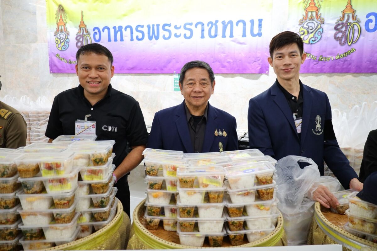 สจด. ร่วมกิจกรรมจิตอาสา "แจกข้าวกล่อง" แก่ประชาชนที่เดินทางมาร่วมถวายสักการะพระบรมศพและพระศพ ณ บริเวณท้องสนามหลวง สจด. ร่วมกิจกรรมจิตอาสา "แจกข้าวกล่อง" แก่ประชาชนที่เดินทางมาร่วมถวายสักการะพระบรมศพและพระศพ ณ บริเวณท้องสนามหลวง — 12 สิงหาคม 2026 — สถาบันเทคโนโลยีจิตรลดา CDTI