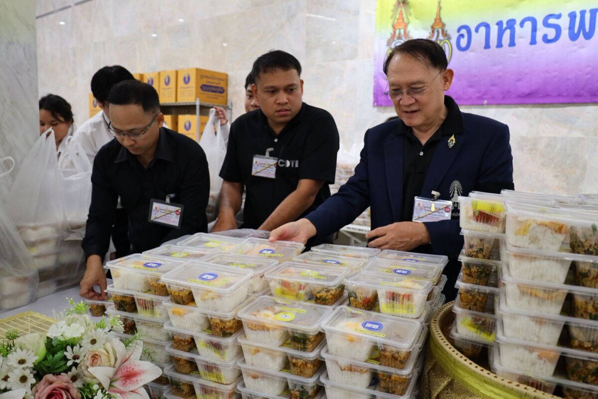 สจด. ร่วมกิจกรรมจิตอาสา "แจกข้าวกล่อง" แก่ประชาชนที่เดินทางมาร่วมถวายสักการะพระบรมศพและพระศพ ณ บริเวณท้องสนามหลวง สจด. ร่วมกิจกรรมจิตอาสา "แจกข้าวกล่อง" แก่ประชาชนที่เดินทางมาร่วมถวายสักการะพระบรมศพและพระศพ ณ บริเวณท้องสนามหลวง — 12 สิงหาคม 2026 — สถาบันเทคโนโลยีจิตรลดา CDTI