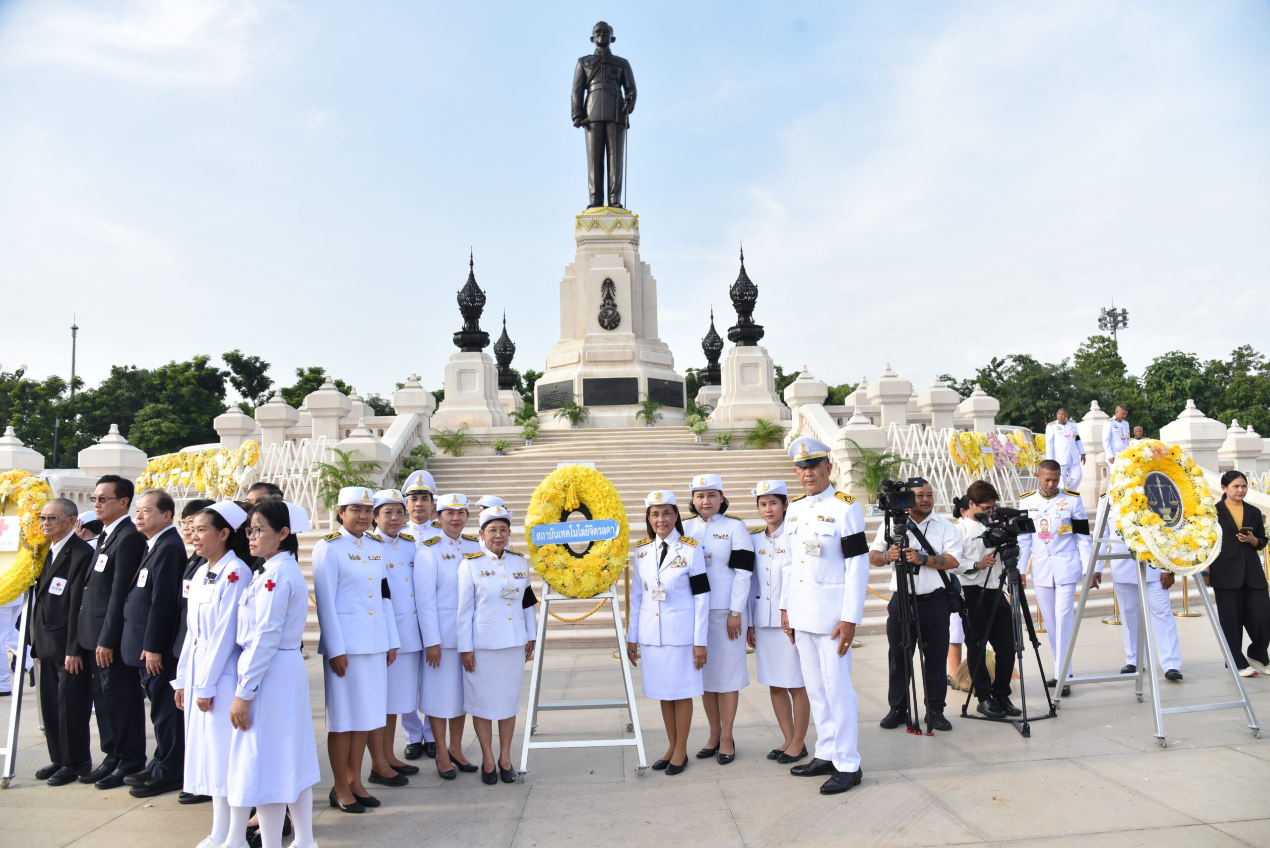 สจด. วางพวงมาลาถวายบังคมพระบรมราชานุสาวรีย์พระบาทสมเด็จพระบรมชนกาธิเบศร มหาภูมิพลอดุลยเดชมหาราช บรมนาถบพิตร เนื่องใน “วันนวมินทรมหาราช” สจด. วางพวงมาลาถวายบังคมพระบรมราชานุสาวรีย์พระบาทสมเด็จพระบรมชนกาธิเบศร มหาภูมิพลอดุลยเดชมหาราช บรมนาถบพิตร เนื่องใน “วันนวมินทรมหาราช” — 13 ตุลาคม 2026 — สถาบันเทคโนโลยีจิตรลดา CDTI