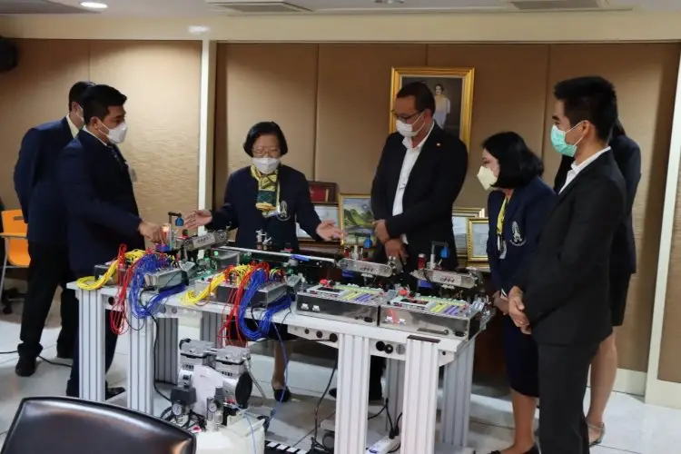 รับมอบชุดฝึกปฏิบัติการกระบวนการผลิตในงานอุตสาหกรรมขนาดเล็กแบบอัตโนมัติ(สถานีชุดแขนกลนิวเมติกส์) — 20 พฤษภาคม 2025 — สถาบันเทคโนโลยีจิตรลดา CDTI