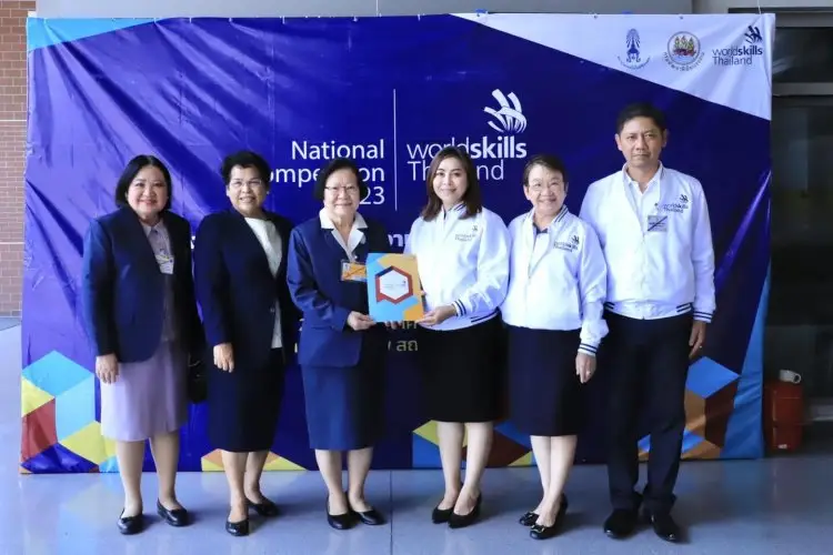 รมว.สุชาติ มอบโฆษก-อธิบดี ขอบคุณสถาบันเทคโนโลยีจิตรลดา อนุเคราะห์สถานที่แข่งขันฝีมือแรงงานแห่งชาติ — 21 พฤษภาคม 2025 — สถาบันเทคโนโลยีจิตรลดา CDTI