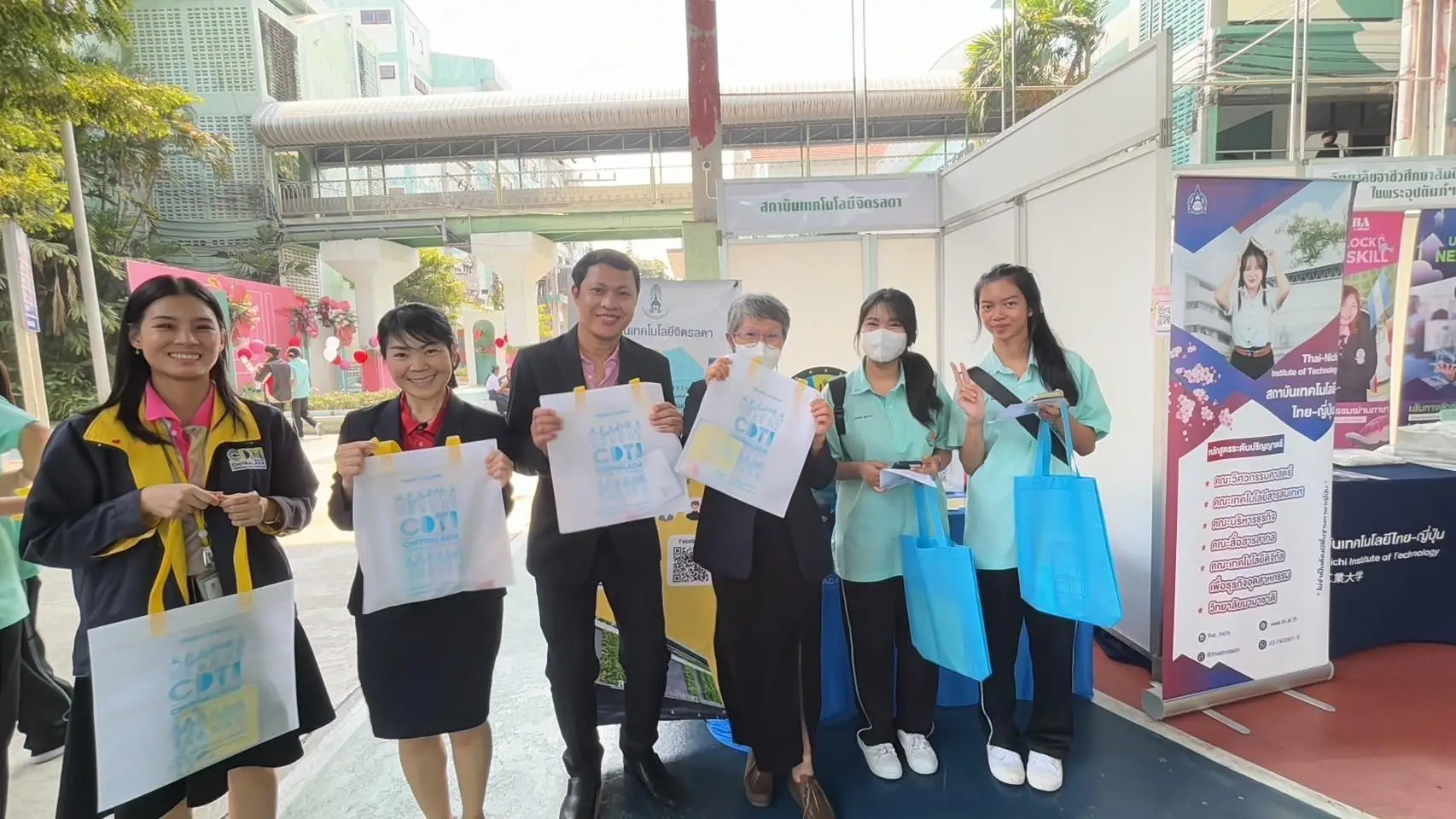 สจด. ร่วมงานแนะแนวศึกษาต่อโรงเรียนธัญรัตน์ จังหวัดปทุมธานี — 19 พฤษภาคม 2025 — สถาบันเทคโนโลยีจิตรลดา CDTI