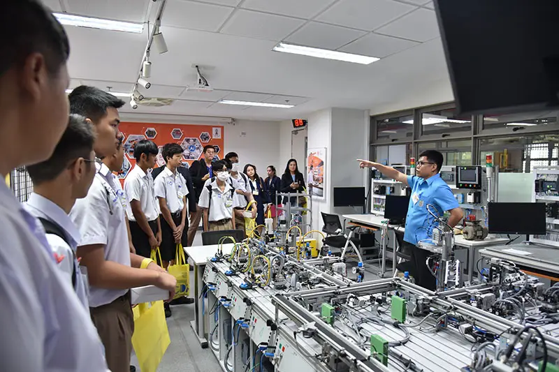 สจด. ต้อนรับคณะผู้บริหาร ครู และนักเรียน คณะกรรมการและภาคีเครือข่าย 7 สถานศึกษาเยี่ยมชมศึกษาดูงาน สถาบันเทคโนโลยีจิตรลดา — 23 มิถุนายน 2025 — สถาบันเทคโนโลยีจิตรลดา CDTI